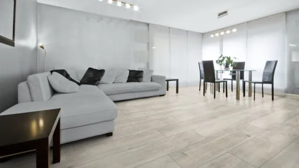 Ламинат Kronotex Exquisit Plus дуб Гала белый D 4787, продажа по цене 2&nbsp;450 руб. Характеристики, фото, описание и отзывы. Действуют акции и скидки. Доставка по Москве и области ☎️ 8 (495) 324-00-05 Ремиком