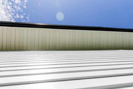 СОФИТ БЕЛЫЙ С ПЕРФОРАЦИЕЙ ПО ЦЕНТРУ для сайдинга, длина 3м, продажа по цене 580 руб. Характеристики, фото, описание и отзывы. Действуют акции и скидки. Доставка по Москве и области ☎️ 8 (495) 324-00-05 Ремиком