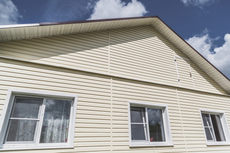 СОФИТ БЕЛЫЙ С ПЕРФОРАЦИЕЙ ПО ЦЕНТРУ для сайдинга, длина 3м, продажа по цене 580 руб. Характеристики, фото, описание и отзывы. Действуют акции и скидки. Доставка по Москве и области ☎️ 8 (495) 324-00-05 Ремиком